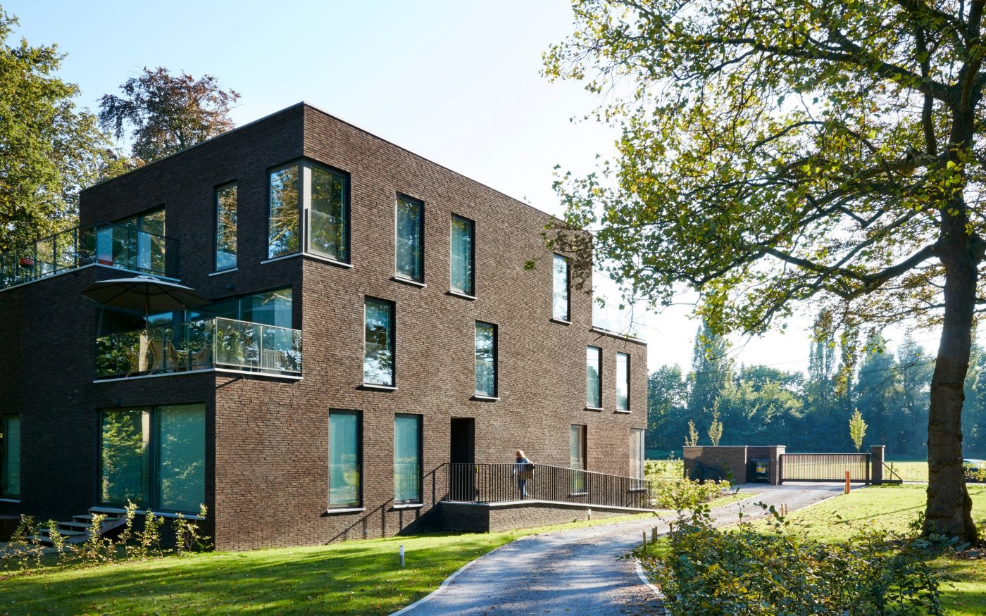 Kortermaja Belgias, Zwijnaardes. Hoone fassaad on ehitatud Iluzo sarja kuuluvate keraamiliste tellistega, Iluzo Pagus Bruin-Zwart. Arhitekt: Bontinck Architecture, Gent.