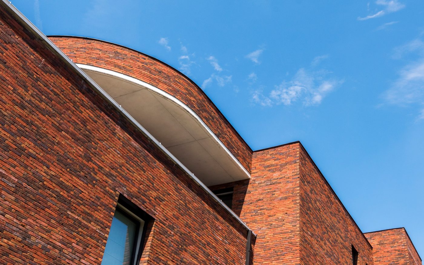 Kortermaja Belgias, Westerlos. Hoone fassaad on ehitatud Iluzo sarja kuuluvate keraamiliste tellistega, Iluzo Pagus Rood-Bruin. Arhitekt: Frédéric Vander Laenen, Westerlo.