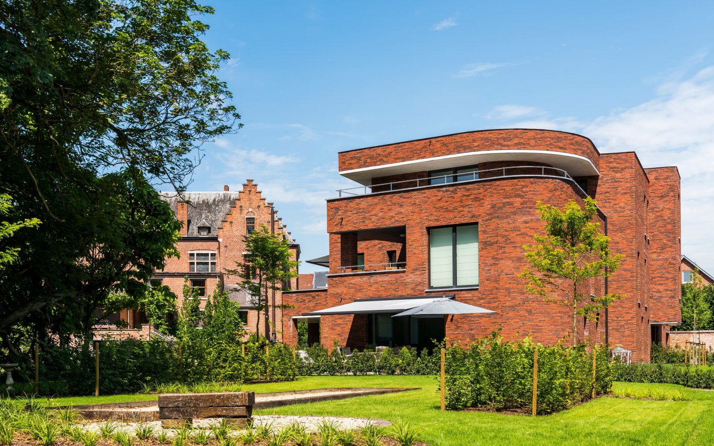 Kortermaja Belgias, Westerlos. Hoone fassaad on ehitatud Iluzo sarja kuuluvate keraamiliste tellistega, Iluzo Pagus Rood-Bruin. Arhitekt: Frédéric Vander Laenen, Westerlo.