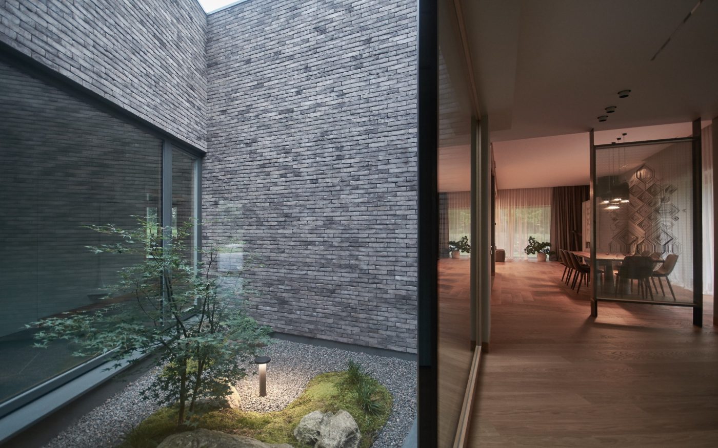 Elamu Leedus. Hoone fassaad on ehitatud Iluzo sarja kuuluvate keraamiliste tellistega, Iluzo Pagus Grijs-Zwart.