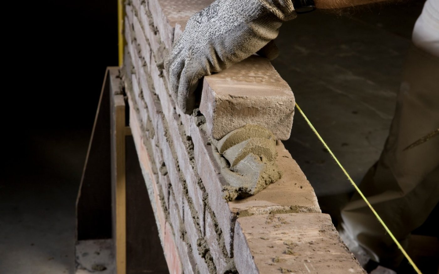 Minimaalsed parandused! Kuna üleliigne mört valgub tellise küljelt ja tagantpoolt välja on loodis olekut lihtsam ladumisnööriga kontrollida ilma mitmeid korrigeerimise  teostamata ja telliseid liigselt kopsimata.