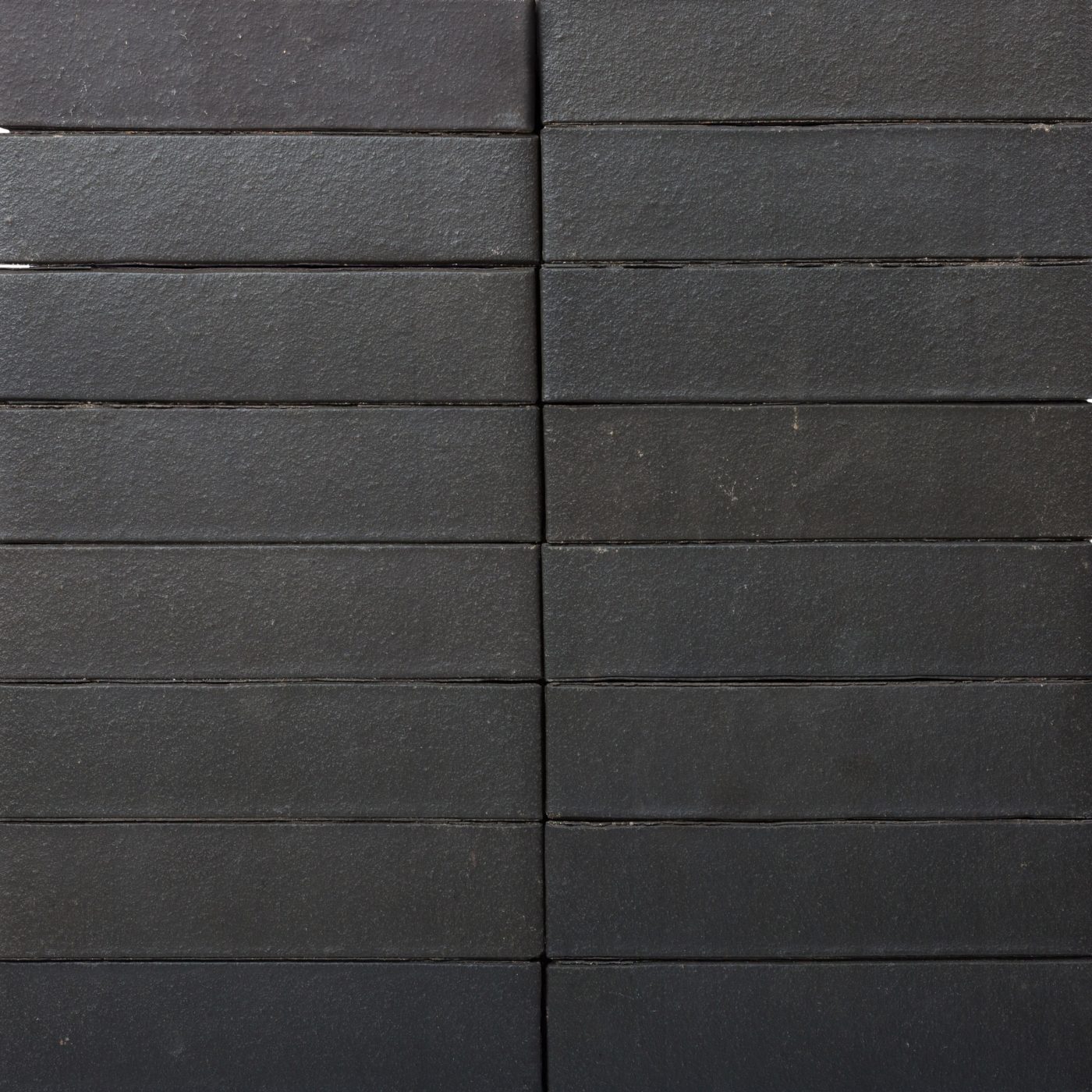 Произведенный в Эстонии на заводе Азери керамический кирпич Terca, Графит гладкий.