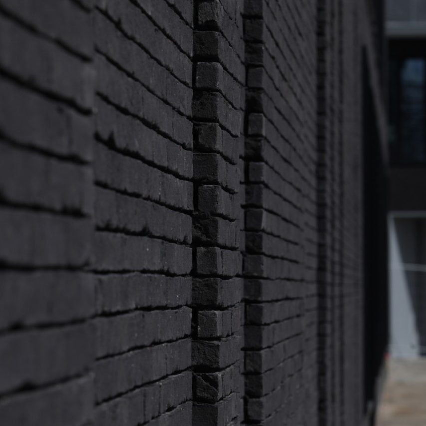 Collective dwelling. SCCV Erables Résidence UNIK, Place des Erables 44000 NANTES. Brick Terca Ligne Moulée Main Agora Noir Graphite.